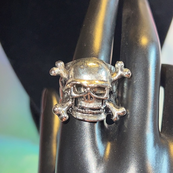 2 pairs adjustable Silver Tone SKULL rings - Picture 8 of 12